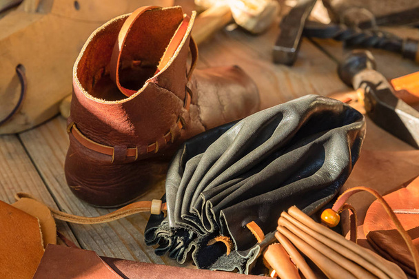 käsintehty nahkatavarat nahkuri saappaat kengät perinteinen laukku käsilaukku
 - Valokuva, kuva