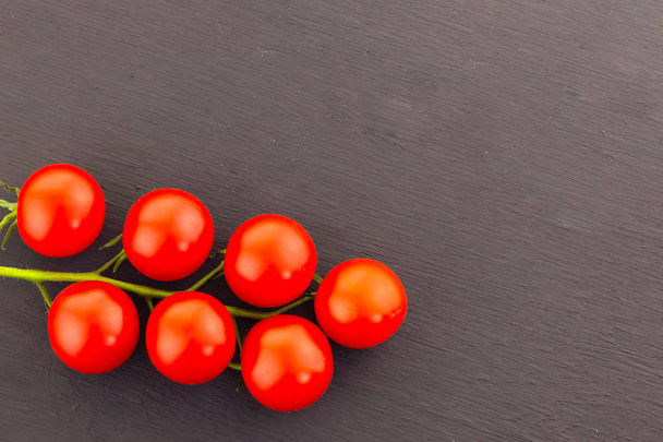 branche tomate rouge mini cerise fraîche savoureuse récolte copie espace base
 - Photo, image