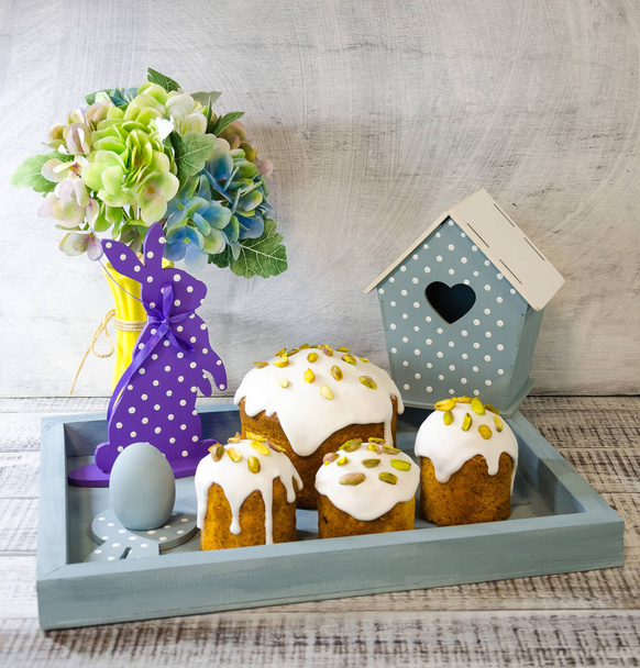Easter decoration set with glazed kulich and vanilla eclairs - Φωτογραφία, εικόνα