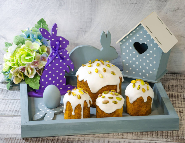 Easter decoration set with glazed kulich and vanilla eclairs - Foto, Imagen
