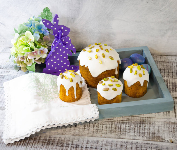 Easter decoration set with glazed kulich and vanilla eclairs - Valokuva, kuva