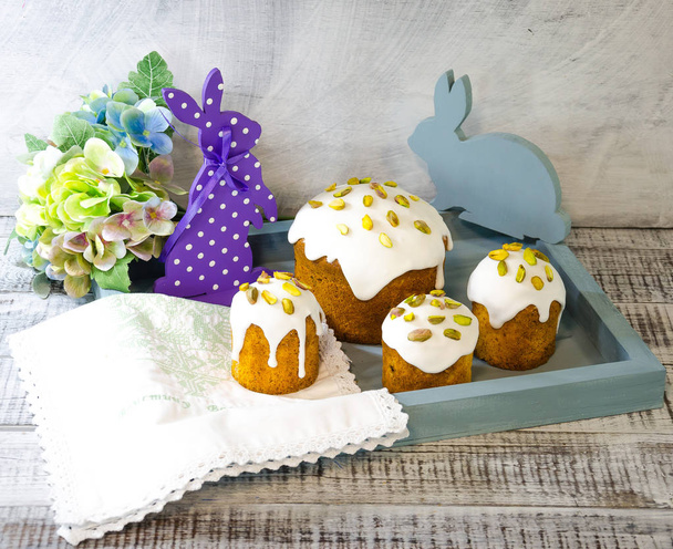 Easter decoration set with glazed kulich and vanilla eclairs - Fotoğraf, Görsel