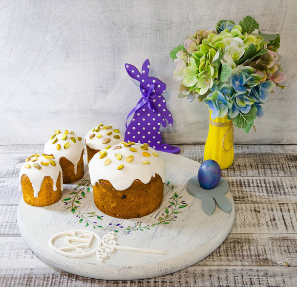 Easter decoration set with glazed kulich and vanilla eclairs - Фото, изображение