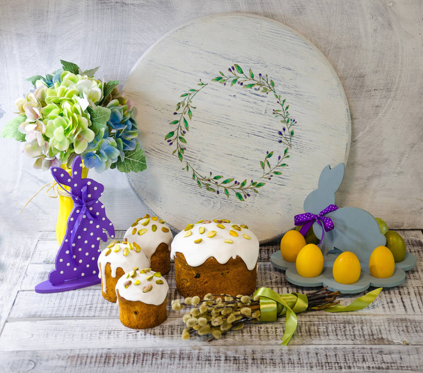 Easter decoration set with glazed kulich and vanilla eclairs - Foto, imagen