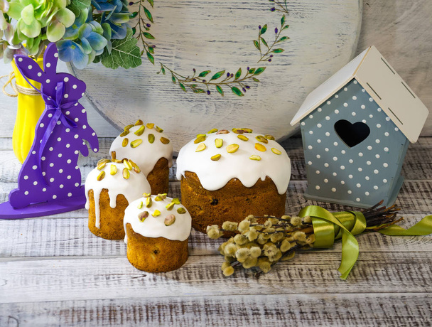 Easter decoration set with glazed kulich and vanilla eclairs - Foto, immagini