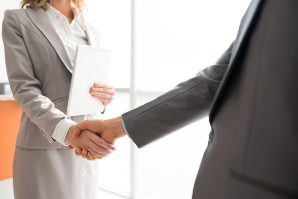 Körülvágott kép az üzleti vezetők kezet, hogy üdvözölje egymást - Fotó, kép