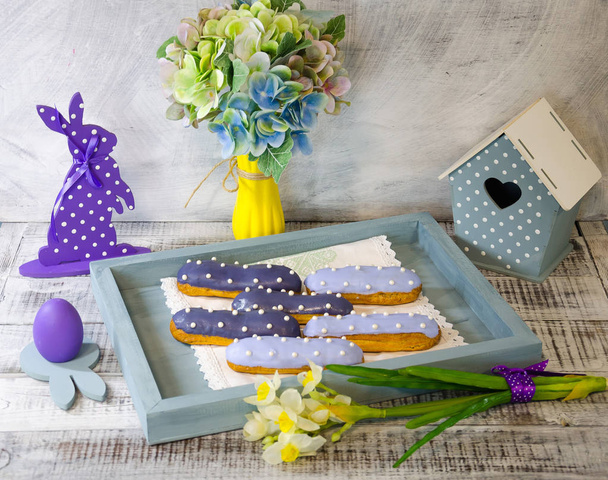 Easter decoration set with glazed kulich and vanilla eclairs - Fotó, kép