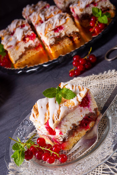 Cheese cake with meringue and red currants - Photo, image