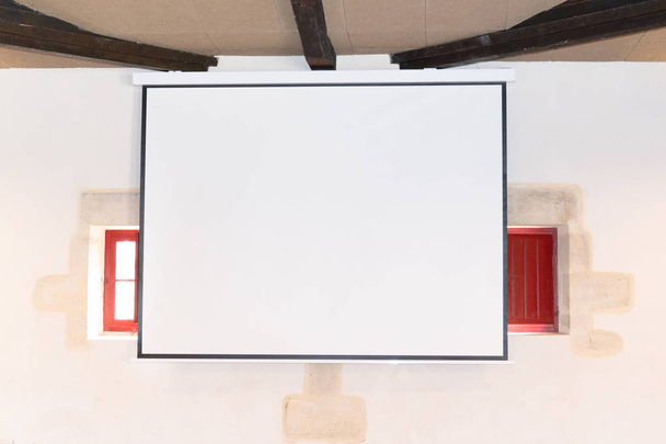 проекционный экран для проектора в стене
 - Фото, изображение