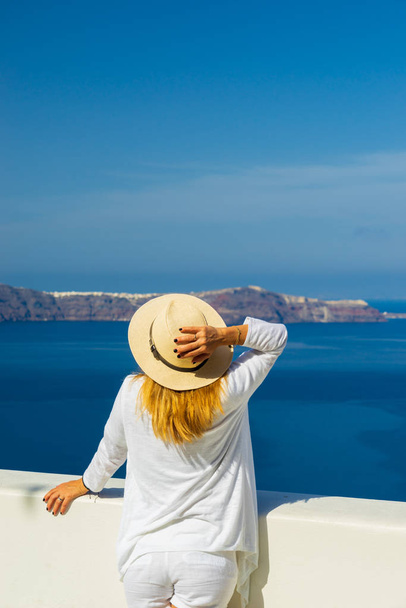 Lüks seyahat görünümü Santorini Adası bakarak kadın - Fotoğraf, Görsel