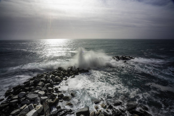 Wave raken van een Waterblok in Italië-Riomaggiore - Foto, afbeelding