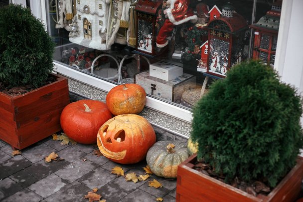 Halloween ulicy wystrój. Jack o latarnia dynie na ulicy miasta,  - Zdjęcie, obraz