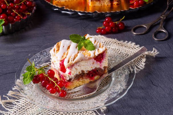 Cheese cake with meringue and red currants - Foto, Bild