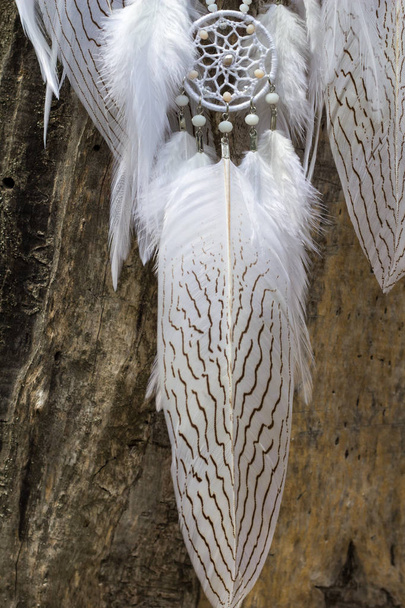 Handgemachter Traumfänger mit Federfäden und Perlen am Seil - Foto, Bild
