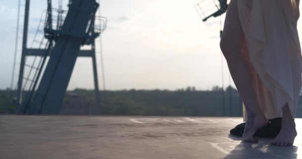Όμορφη κίνηση των ποδιών μιας μπαλαρίνα, χορεύτρια, γυμναστική στο ηλιοβασίλεμα - Πλάνα, βίντεο