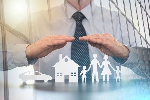 Концепция страхования семьи, дома и автомобиля; множественное воздействие
 - Фото, изображение