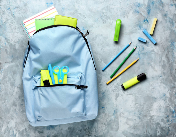 Шкільний рюкзак з канцтоварами на кольоровому фоні
 - Фото, зображення