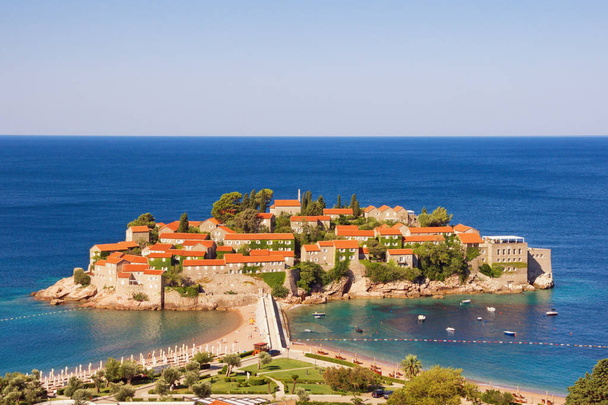 Veduta dell'isola di Sveti Stefan sulla costa adriatica del Montenegro in una giornata estiva soleggiata
 - Foto, immagini