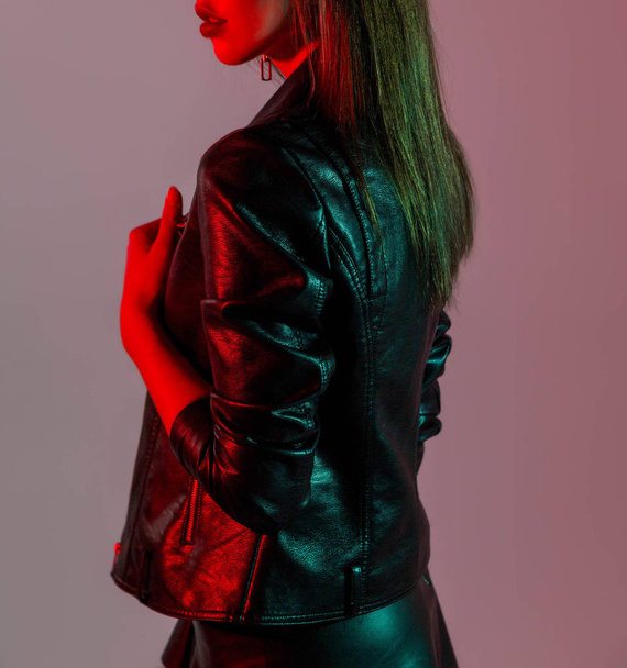Девушка в кожаной куртке в студии с цветными фильтрами
 - Фото, изображение