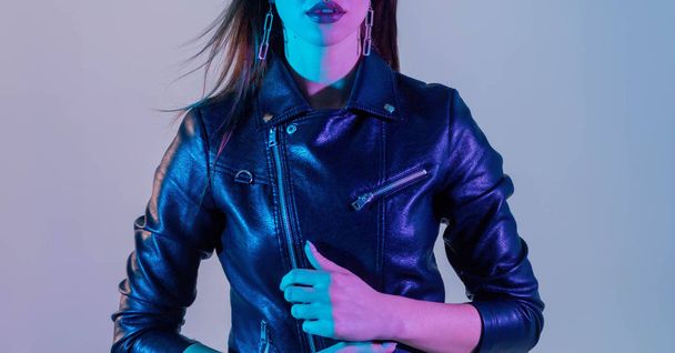 Fille dans une veste en cuir dans le studio avec des filtres de couleur
 - Photo, image