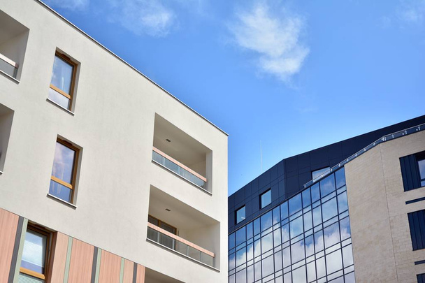Moderno condominio con cielo blu e nuvole. Moderno concetto di alloggio di lusso a più piani
. - Foto, immagini