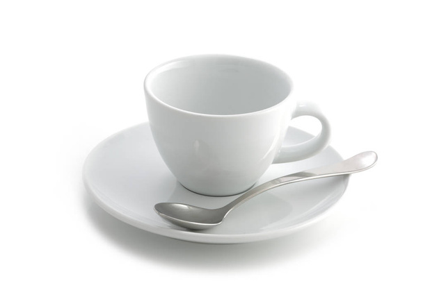 Üres fehér kávéscsésze és csészealj és kanál izolált fehér  - Fotó, kép