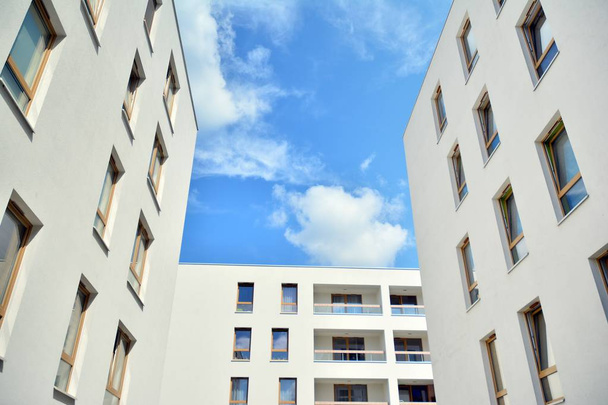 Mavi gökyüzü ve bulutlar ile modern daire binası. Modern çok katlı lüks konut konsepti. - Fotoğraf, Görsel
