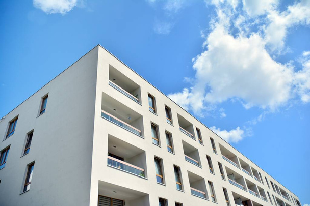 Moderno condominio con cielo blu e nuvole. Moderno concetto di alloggio di lusso a più piani
. - Foto, immagini