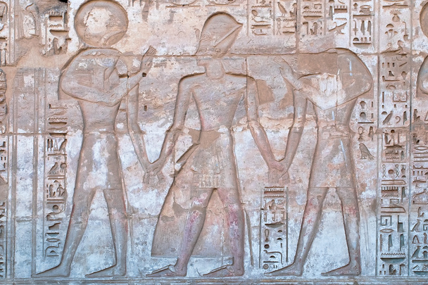 Muinainen Egyptin hieroglyfinen veistämällä Medinet Habu
 - Valokuva, kuva