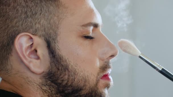 Metrosexual mężczyzna lub Gay getting makijaż - Materiał filmowy, wideo