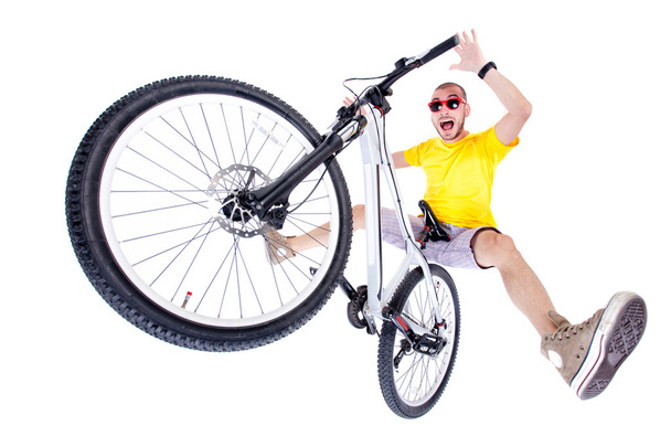 Verrückter Junge auf einem Dirt-Jump-Fahrrad isoliert auf weiß - weites Studioaufnahme - Foto, Bild