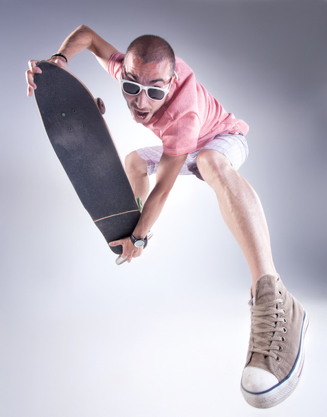 fou avec un skateboard faire des grimaces drôles
 - Photo, image