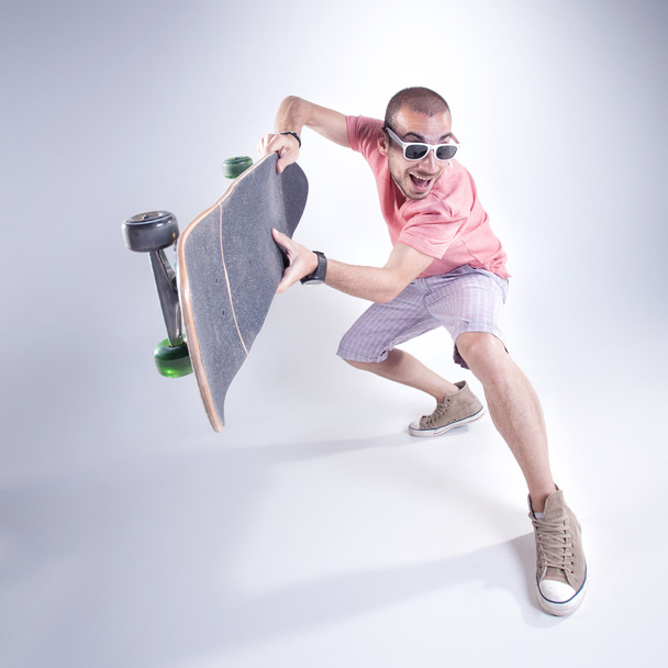 божевільний хлопець зі скейтбордом робить смішні обличчя
 - Фото, зображення