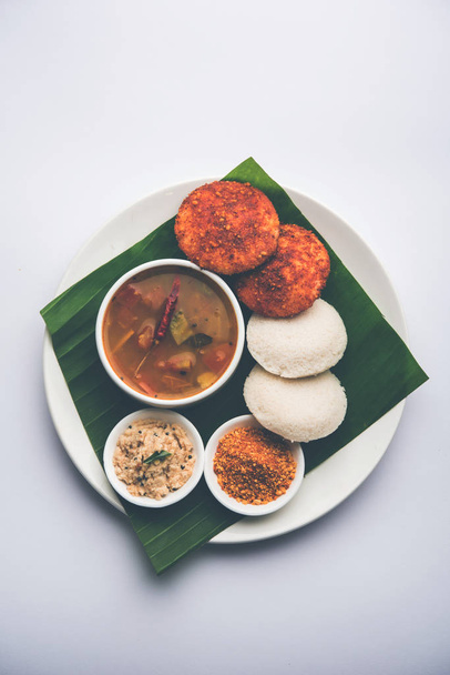 Podi idli is een snelle en gemakkelijke snack gemaakt met overgebleven werkeloos. geserveerd met Sambar en Coconut chutney. selectieve focus - Foto, afbeelding
