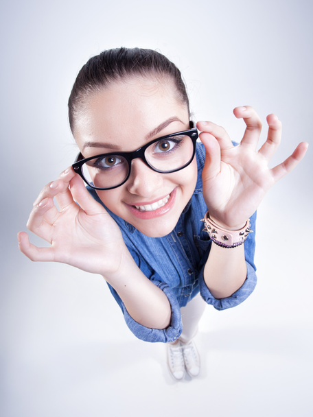 Menina bonita com dentes perfeitos usando óculos geek sorrindo
 - Foto, Imagem