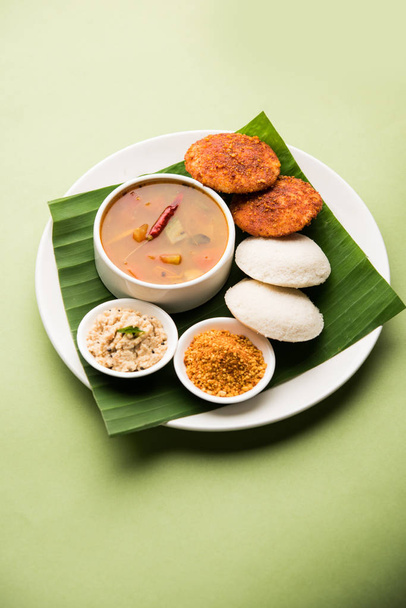 podi idli ist ein schneller und einfacher Snack, der aus Essensresten hergestellt wird. serviert mit Sambar und Kokosnuss-Chutney. Selektiver Fokus - Foto, Bild
