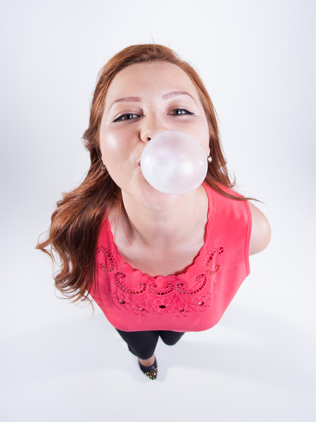 hezká holka dělat žvýkací guma balóny - Fotografie, Obrázek