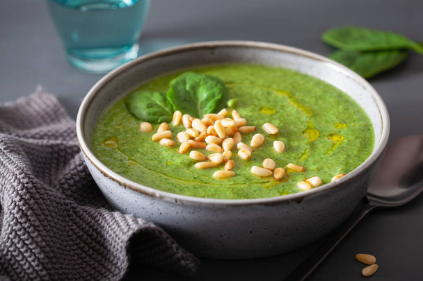green creamy cauliflower spinach soup on gray background - Foto, Imagem