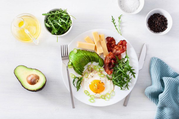 υγιεινή-κετο-πρωινό: αβοκάντο, τυρί, αυγό, μπέικον - Φωτογραφία, εικόνα