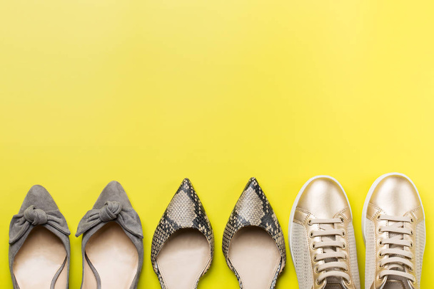 Conjunto de zapatos femeninos de moda sobre fondo amarillo
 - Foto, Imagen