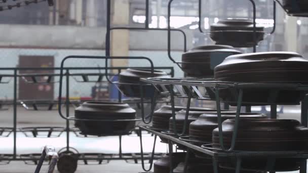 Szállítószalag gumiabroncsokkal a gyárban. Gumiabroncsok gyártása. - Felvétel, videó