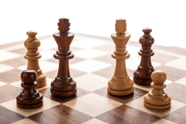 два деревянных шахматных короля между другими фигурами
 - Фото, изображение