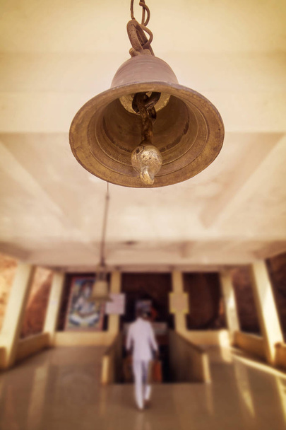 Święty dzwonek w każdej hinduskiej świątyni jest pierwszym widokiem, który dostaje, podczas wchodzenia do świątyni. - Zdjęcie, obraz