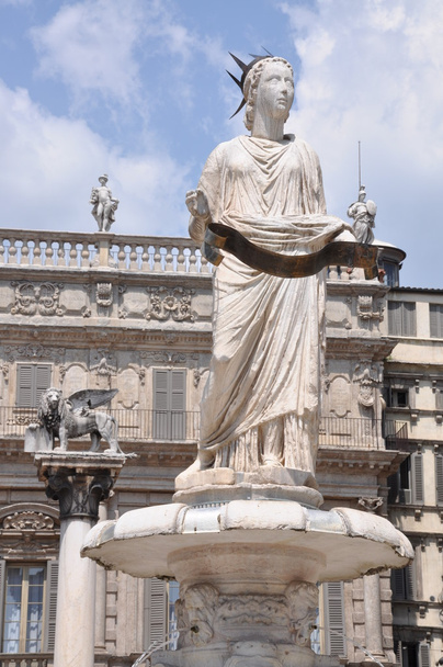 Piazza Erbe Vérone, statue de la Vierge
 - Photo, image