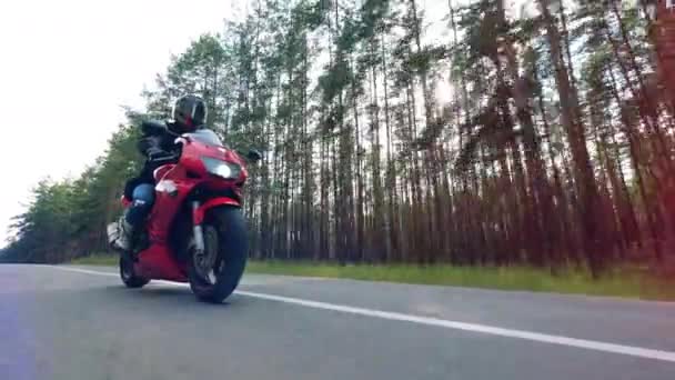 Ο δρόμος με τη μοτοσικλέτα να οδηγείται κατά μήκος του - Πλάνα, βίντεο