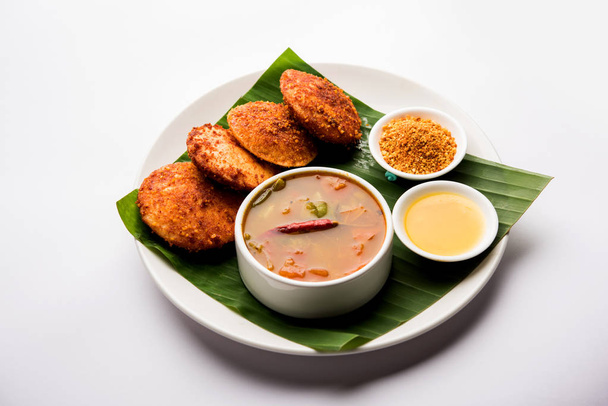 Podi idli is een snelle en gemakkelijke snack gemaakt met overgebleven werkeloos. geserveerd met Sambar en Coconut chutney. selectieve focus - Foto, afbeelding