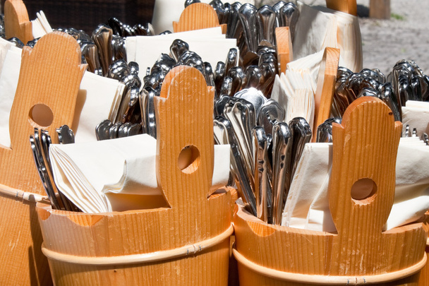 fourchettes, cuillères et couteaux préparés pour être servis dans un caf extérieur
 - Photo, image