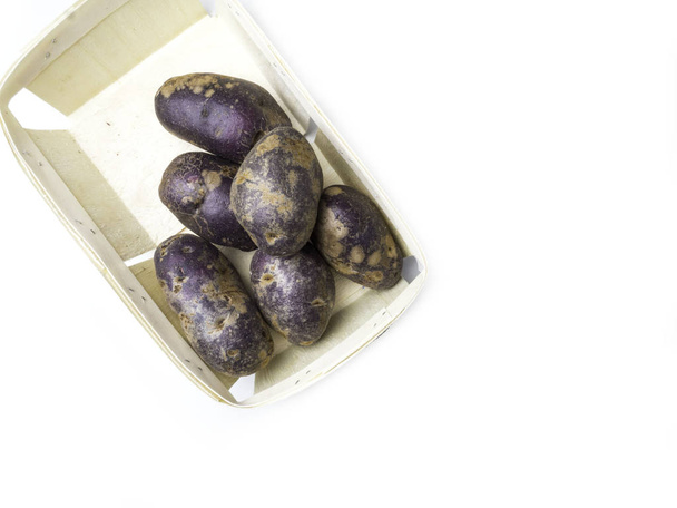 Batatas orgánicas recién cosechadas en caja de madera. La batata contiene fibra insoluble que puede ayudar a aliviar el estreñimiento
. - Foto, Imagen