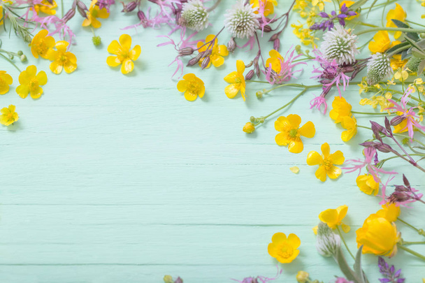 summer flowers on green wooden background  - Foto, imagen