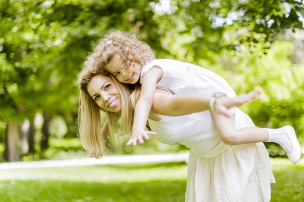 Mother and daughter in the park - Foto, Bild